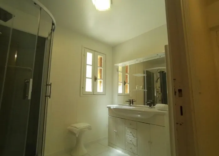 לינה וארוחת בוקר Emmony 3*